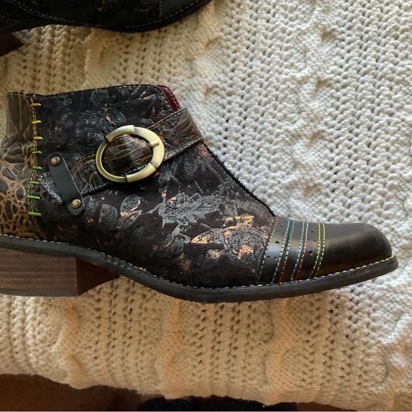 L'ATISTE Black Ankle Boots with Gold Buckle and Textured Leather - Picture 5 of 6